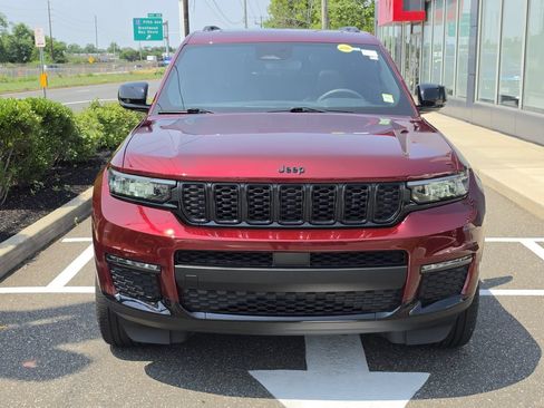 Used 2024 Jeep Grand Cherokee L Limited w/ Black Appearance Package AWD/4WD image 5