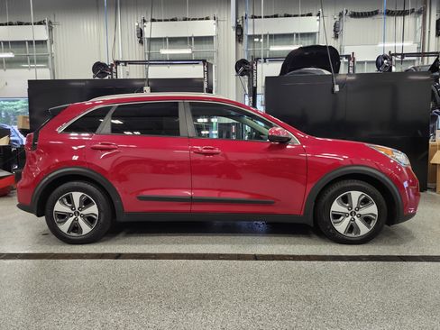 Used 2017 Kia Niro LX image 2