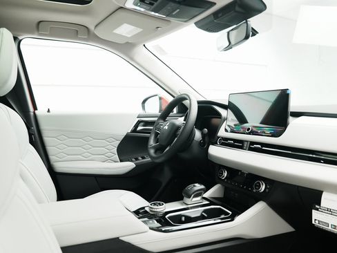 New 2025 Mitsubishi Outlander SEL image 35
