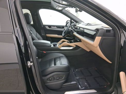 Certified 2024 Porsche Cayenne Coupe AWD/4WD image 30