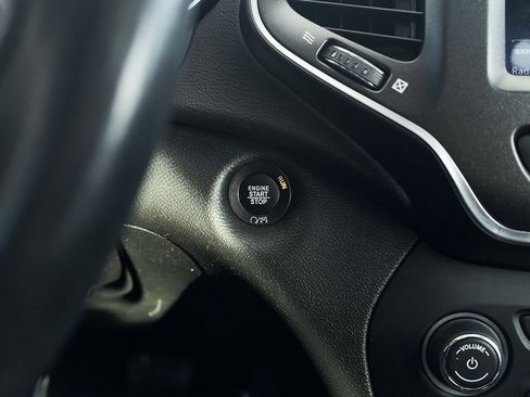 Used 2019 Jeep Cherokee Trailhawk image 42