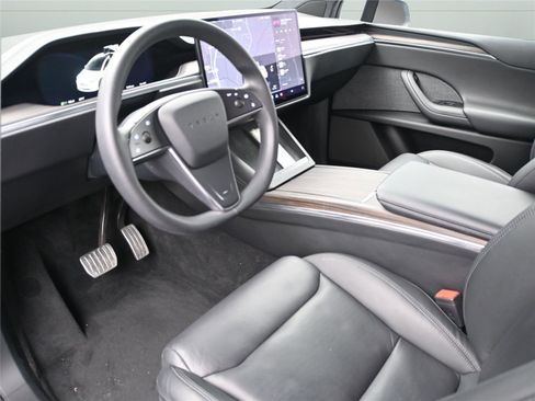 Used 2023 Tesla Model X image 2