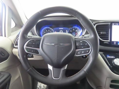 Used 2024 Chrysler Pacifica Touring-L FWD image 11