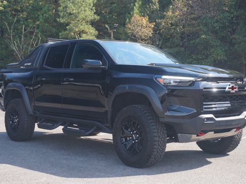 Used 2025 Chevrolet Colorado ZR2 w/ Midnight Edition image 11