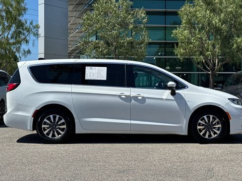Used 2023 Chrysler Pacifica Touring-L FWD image 3
