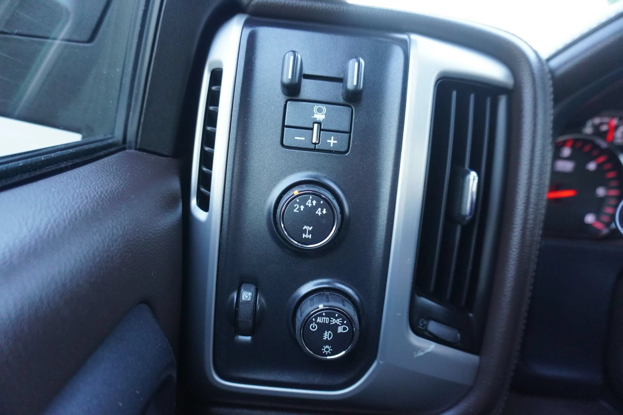 Used 2015 GMC Sierra 2500 SLE w/ SLE Preferred Package AWD/4WD image 16