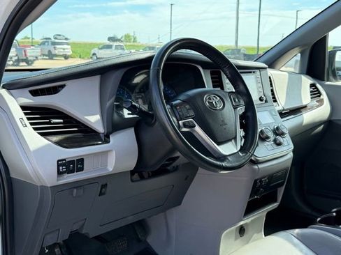 Used 2020 Toyota Sienna XLE w/ XLE Navigation Package FWD image 11