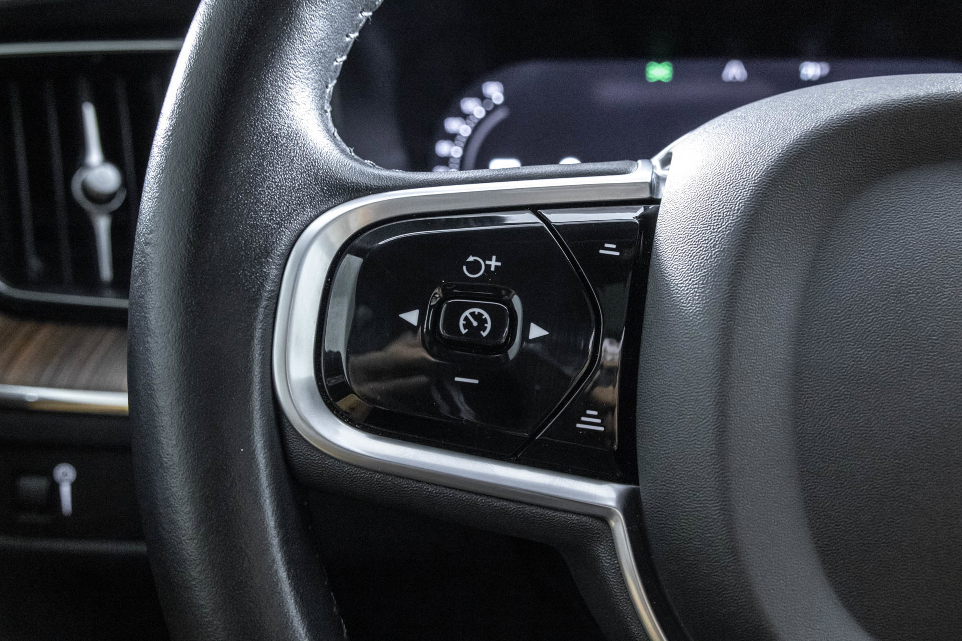 Used 2022 Volvo XC60 B5 Inscription w/ Protection Package Premier FWD image 25