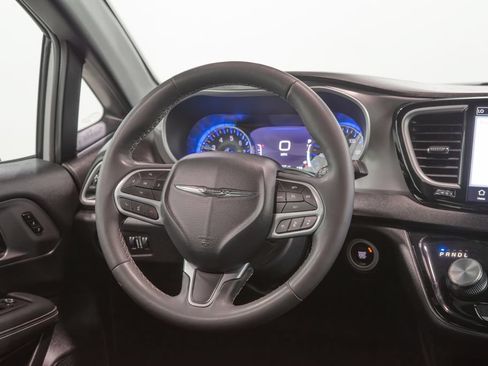 Used 2025 Chrysler Pacifica Select FWD image 21
