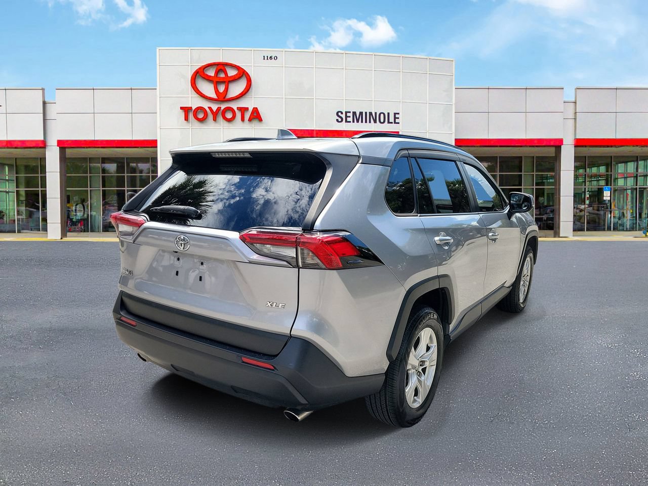 Used 2019 Toyota RAV4 XLE FWD image 3