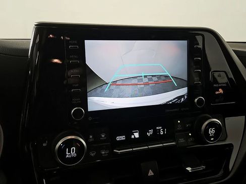 Used 2021 Toyota Highlander XLE FWD image 20
