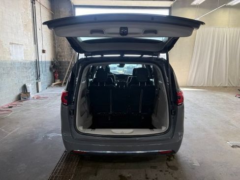 Used 2022 Chrysler Pacifica Touring-L FWD image 24