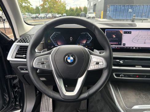Used 2024 BMW X7 xDrive40i w/ Premium Package AWD/4WD image 9