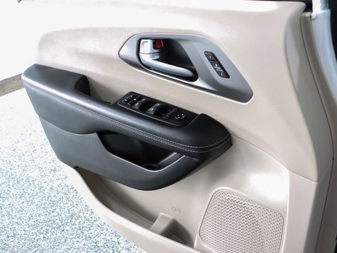 Used 2023 Chrysler Pacifica Touring-L FWD image 21