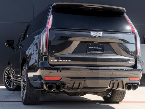 Used 2024 Cadillac Escalade ESV V AWD/4WD image 6