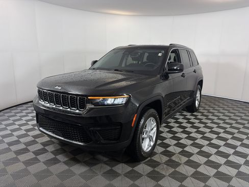 Used 2023 Jeep Grand Cherokee Laredo w/ Luxury Tech Group I AWD/4WD image 2
