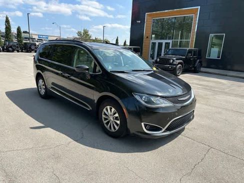 Used 2017 Chrysler Pacifica Touring-L FWD image 21
