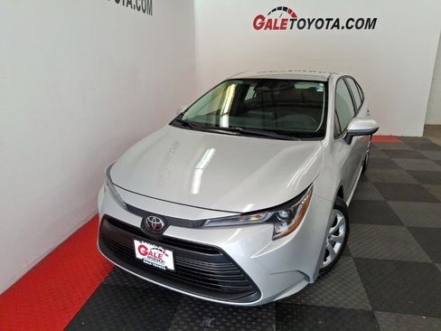 Used 2024 Toyota Corolla LE image 2