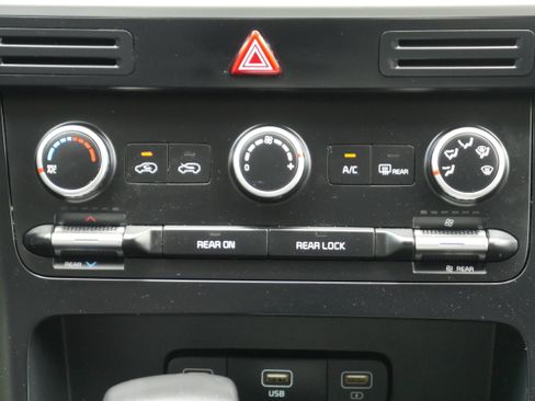 Used 2024 Kia Carnival LX FWD image 20