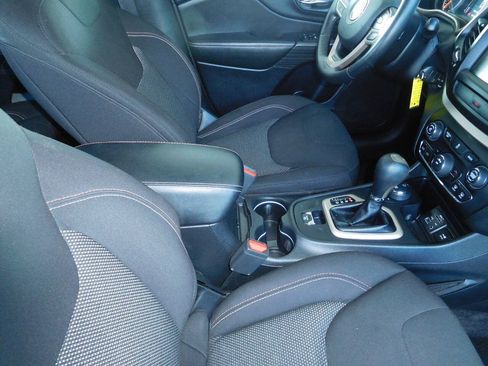 Used 2017 Jeep Cherokee Latitude w/ Cold Weather Group AWD/4WD image 15