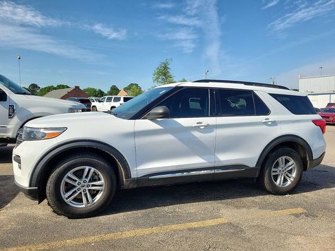 Used 2021 Ford Explorer XLT AWD/4WD image 3