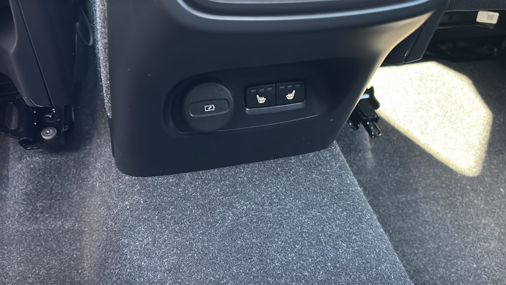 Certified 2024 Volvo XC40 B5 Plus w/ Climate Package AWD/4WD image 9