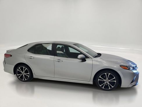 Used 2018 Toyota Camry SE FWD image 3