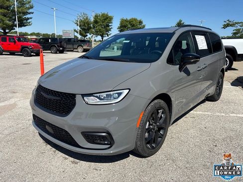 Used 2025 Chrysler Pacifica Limited AWD/4WD image 12