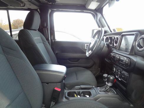 Used 2020 Jeep Gladiator Overland image 11