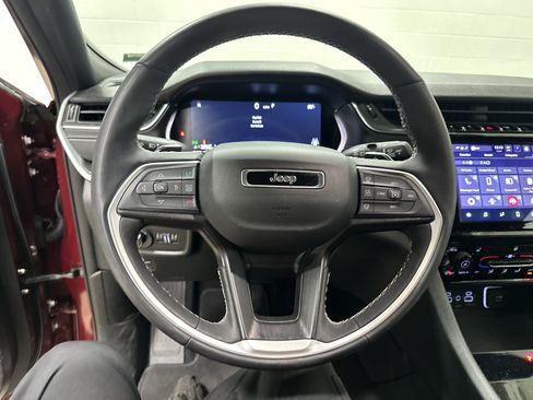 Used 2025 Jeep Grand Cherokee Altitude AWD/4WD image 20