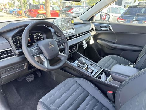 New 2025 Mitsubishi Outlander SE image 15