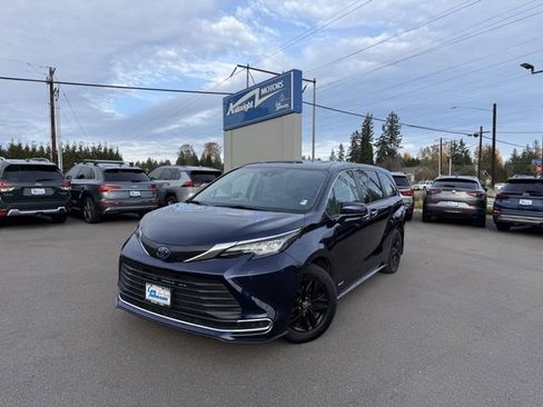 Used 2021 Toyota Sienna XLE image 1