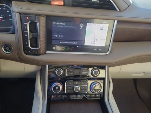 Used 2021 GMC Yukon XL Denali w/ Denali Premium Package image 18