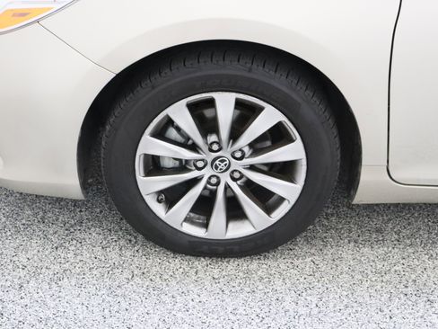 Used 2017 Toyota Camry XLE w/ Moonroof Package FWD image 11