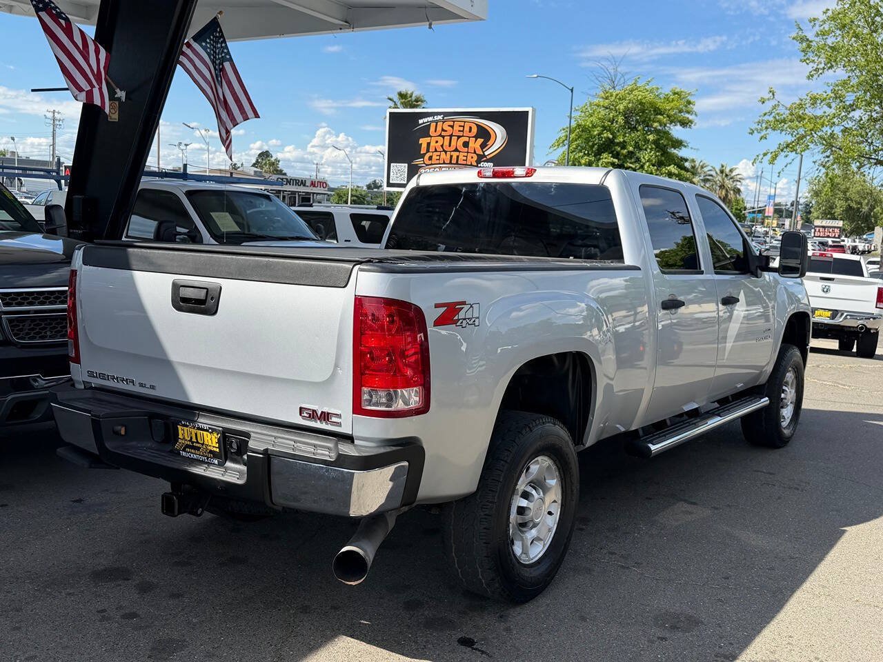 Used 2010 GMC Sierra 2500 SLE w/ Suspension Package, Off-Road AWD/4WD image 7