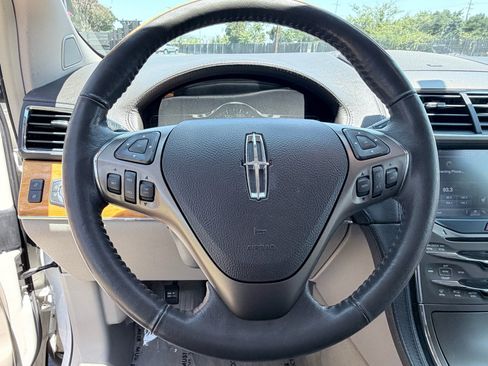 Used 2013 Lincoln MKX FWD image 12