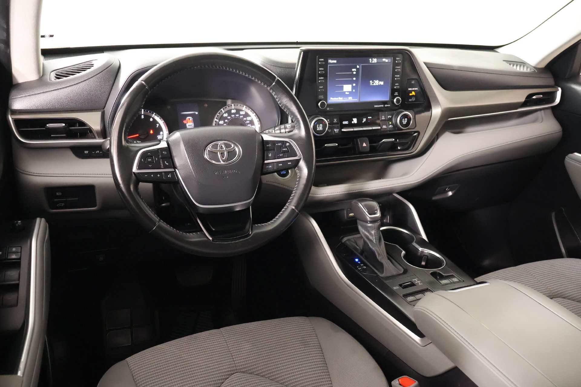 Used 2021 Toyota Highlander LE AWD/4WD image 2