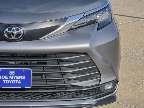 Used 2026 Toyota Sienna XLE FWD image 4