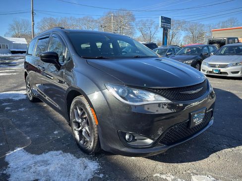 Used 2019 Chrysler Pacifica Touring-L w/ S Appearance Package image 1
