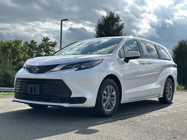 Used 2025 Toyota Sienna LE AWD/4WD image 30