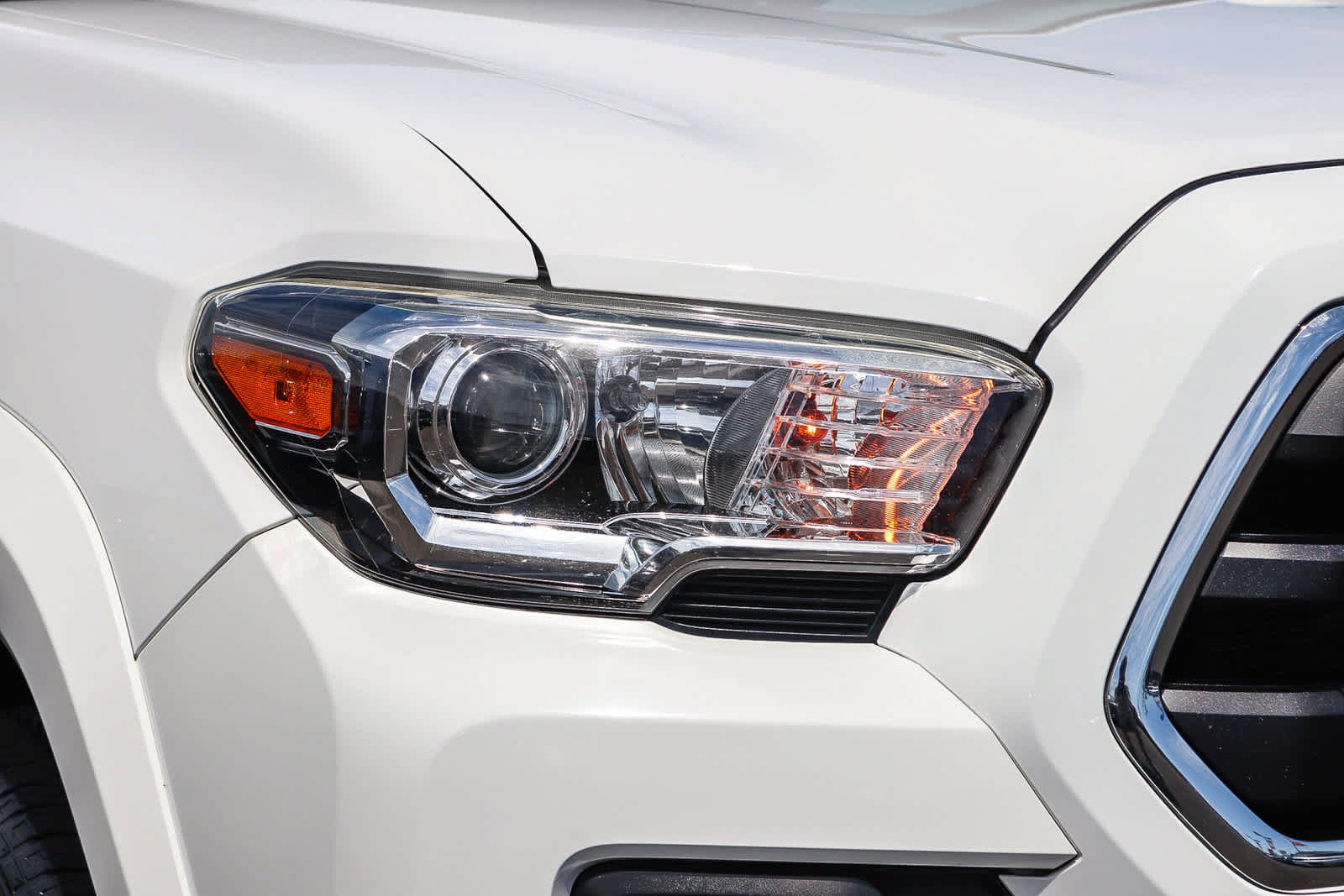 Used 2018 Toyota Tacoma SR5 AWD/4WD image 8