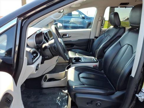 Used 2024 Chrysler Pacifica Touring-L FWD image 25