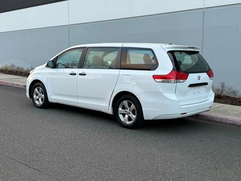 Used 2013 Toyota Sienna L image 3