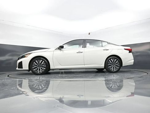 Used 2025 Nissan Altima 2.5 SV FWD image 44