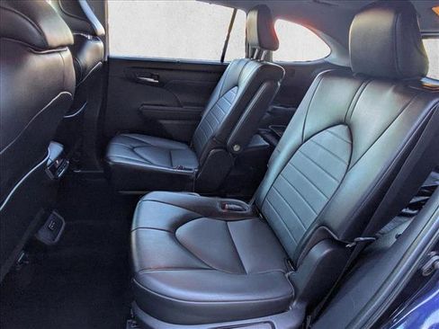 Used 2022 Toyota Highlander XLE image 19