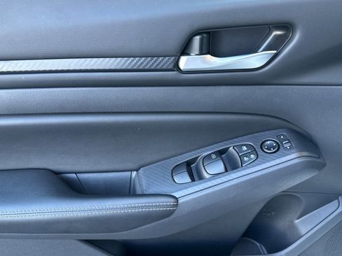 Used 2025 Nissan Altima 2.5 SV FWD image 11