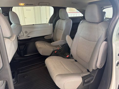 Used 2025 Toyota Sienna LE FWD image 11