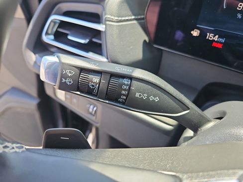 Used 2025 Chevrolet Traverse LT FWD image 24