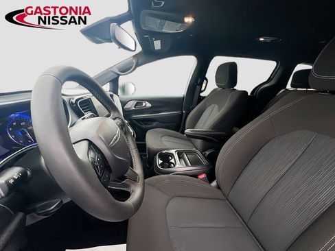 Used 2024 Chrysler Pacifica Touring image 27