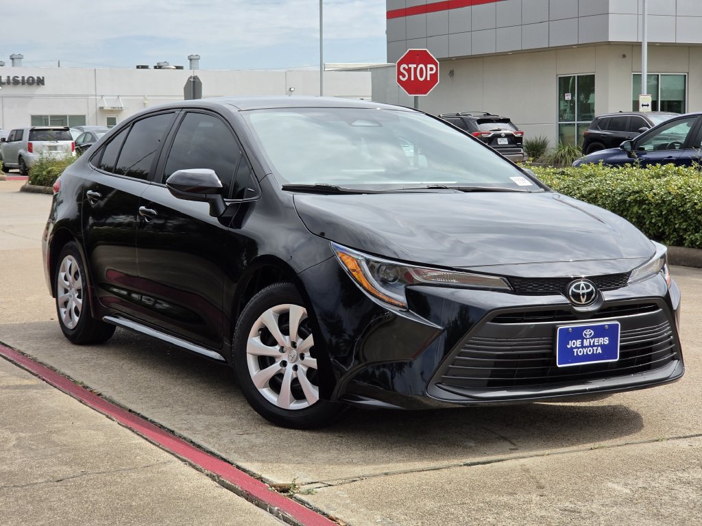 Used 2024 Toyota Corolla LE FWD image 2